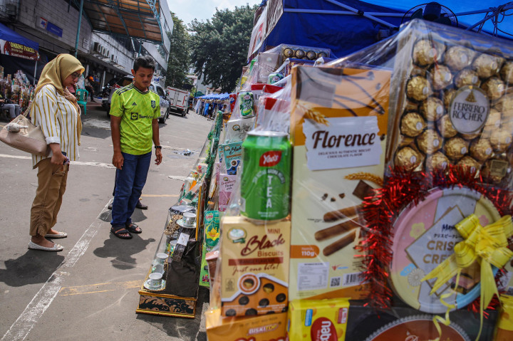 Pengunjung memilih parsel di kios pedagang parsel musiman di kawasan Cikini, Jakarta Pusat, Rabu, 11 Maret 2026. 