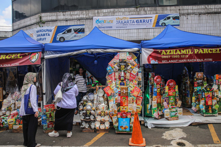 Harga parsel bervariasi mulai dari Rp250 ribu hingga jutaan rupiah, bergantung pada isi dan kemasan.
