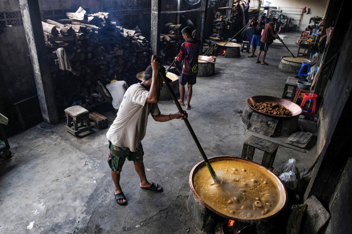 Pekerja menyelesaikan pembuatan dodol Betawi secara tradisional di tempat produksi dodol Sari Rasa, Pasar Minggu, Jakarta Selatan, Selasa, 10 Maret 2026.  