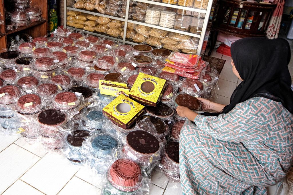 Dodol tersebut dijual dengan harga bervariasi tergantung beratnya, mulai dari Rp25.000 untuk ukuran 200 gram hingga Rp130.000 untuk kemasan 1,5 kilogram.