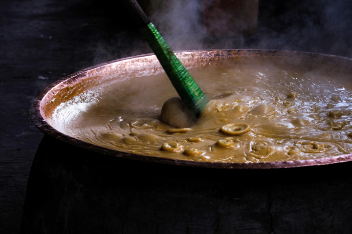 Menurut pekerja, usaha yang dikelola sejak 1980 itu memproduksi sekitar 3,6 kuintal dodol setiap hari selama bulan Ramadan untuk memenuhi meningkatnya permintaan masyarakat. 