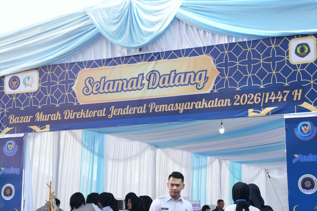 Beragam produk hasil pembinaan warga binaan, mulai dari kerajinan tangan hingga olahan makanan, menarik perhatian pengunjung dan banyak diborong pembeli.