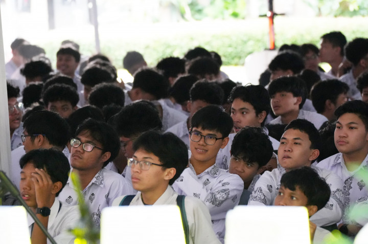 Medcom.id menggelar program perdana Medcom Goes to School (MGTS) di SMAN 34 Jakarta. Kegiatan ini menjadi upaya Medcom.id untuk mendekatkan media dengan generasi muda sekaligus menyerap aspirasi para pelajar.