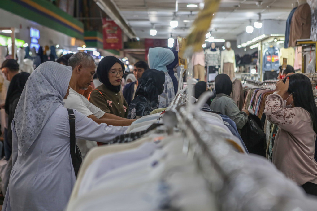 Pusat tekstil terbesar di Asia Tenggara ini mulai dipadati oleh warga yang hendak berburu busana muslim untuk dikenakan pada saat Hari Raya, dan puncaknya diperkirakan akan terjadi pada hari Sabtu dan Minggu atau H-7 dan H-6 Hari Raya Idul Fitri 1447 H. 