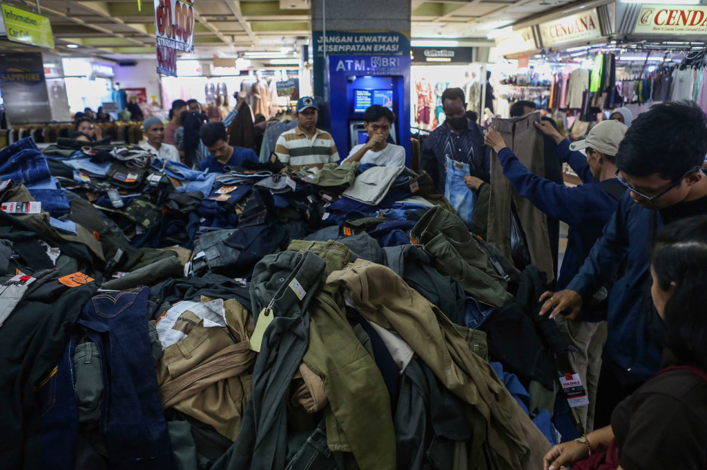 Namun sejumlah warga sempat mengeluhkan belum meratanya transaksi perdagangan karena perbedaan lokasi kios dan lantai di Pasar Tanah Abang selama Ramadan.