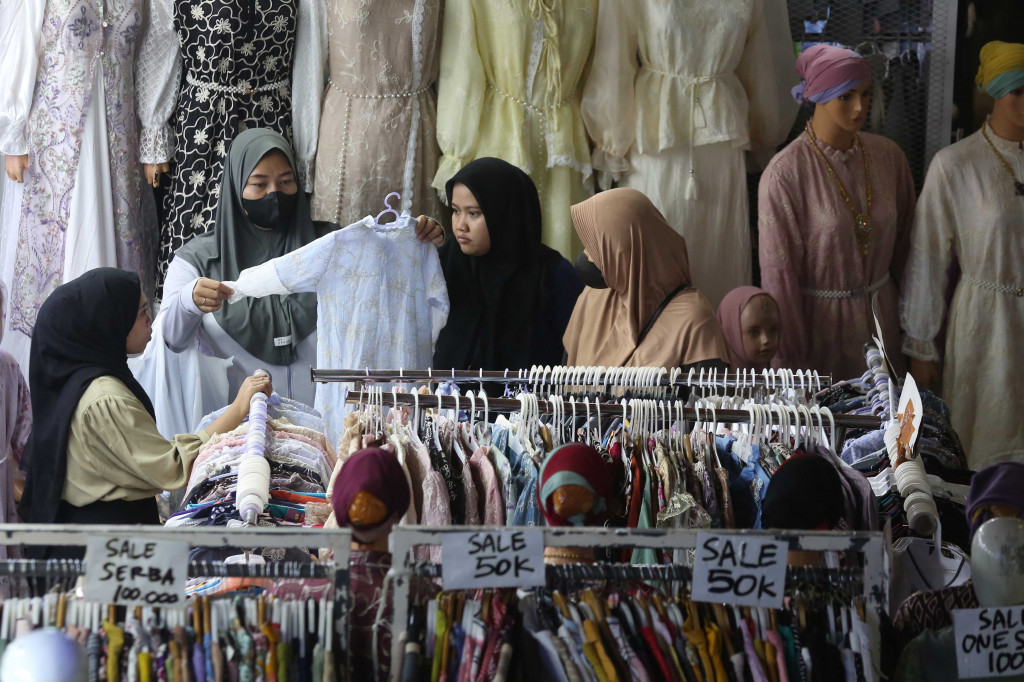 Sebagian pedagang mulai menikmati lonjakan pembeli sementara lainnya masih bergulat dengan sepinya pengunjung.