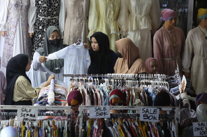 Sebagian pedagang mulai menikmati lonjakan pembeli sementara lainnya masih bergulat dengan sepinya pengunjung.
