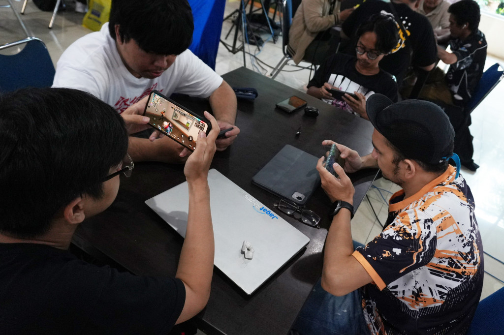 Para peserta bertanding menunjukkan kemampuan terbaik mereka dalam permainan Free Fire untuk memperebutkan gelar juara.