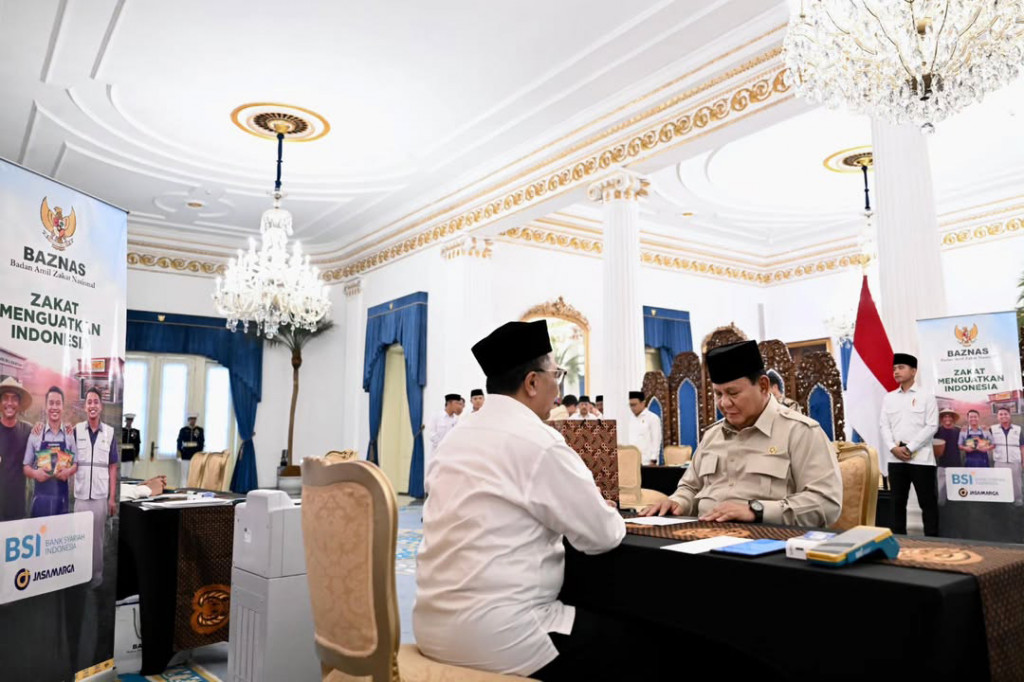 Presiden Prabowo Subianto menyerahkan zakat kepada Badan Amil Zakat Nasional (Baznas) dalam sebuah acara yang berlangsung di Istana Negara, Jakarta, pada Jumat, 13 Maret 2026. 