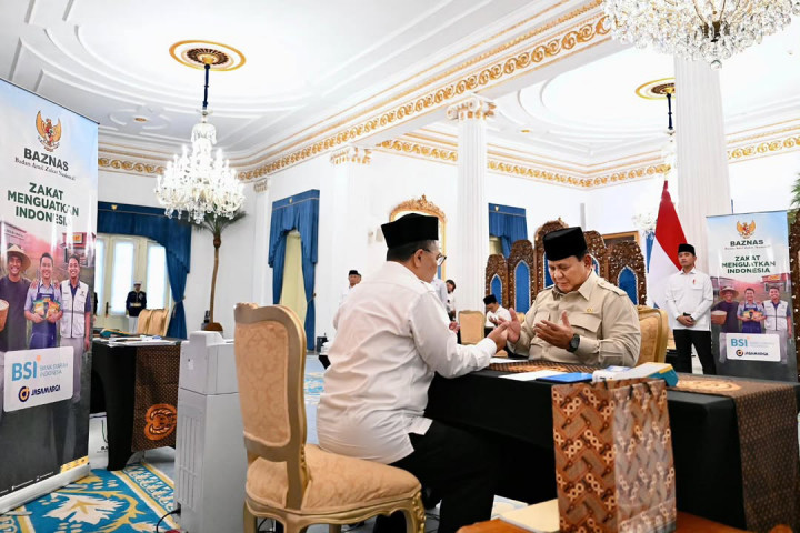 Setibanya di Istana Negara, Presiden Prabowo menuju salah satu konter zakat dan duduk di meja layanan yang telah disediakan. Di hadapan Ketua Baznas Dikdik Sodik Mudjahid, Kepala Negara menyerahkan zakatnya dan melaksanakan proses ijab kabul pembayaran zakat. Prosesi tersebut dilanjutkan dengan pembacaan doa yang juga dipimpin langsung oleh Ketua Baznas Dikdik Sodik Mudjahid.