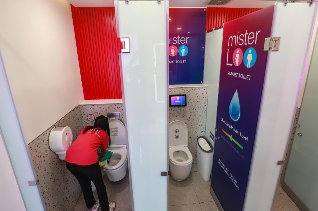 Toilet publik berbasis teknologi tersebut dilengkapi berbagai fitur modern, termasuk sistem pendeteksian indikator kesehatan yang dirancang untuk membantu memantau kondisi kesehatan pengguna secara lebih praktis. 
