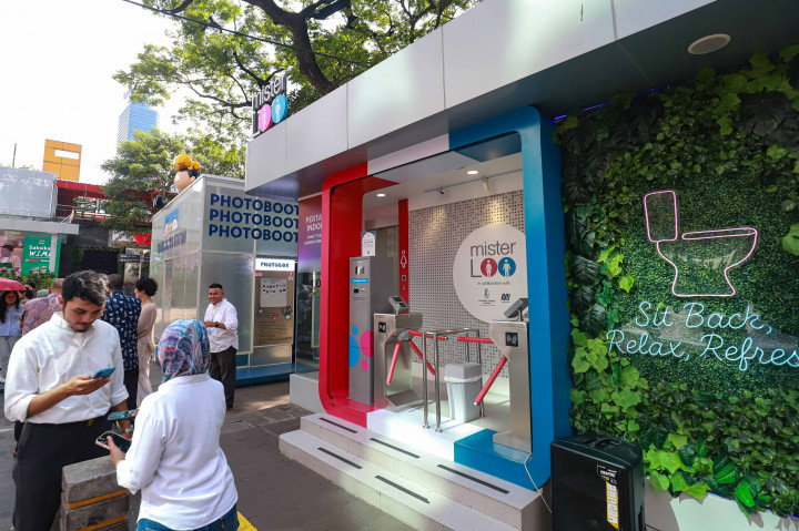 Warga antre menggunakan fasilitas toilet umum berkonsep Smart Toilet di Jalan Blora, Jakarta Pusat, Jumat, 13 Maret 2026. 