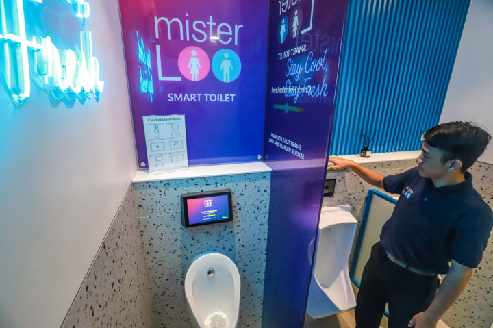 Kehadiran Smart Toilet ini menjadi salah satu inovasi fasilitas publik berbasis teknologi yang diperkenalkan untuk meningkatkan standar kebersihan, kenyamanan, sekaligus layanan kesehatan dasar bagi masyarakat di ruang-ruang publik.
