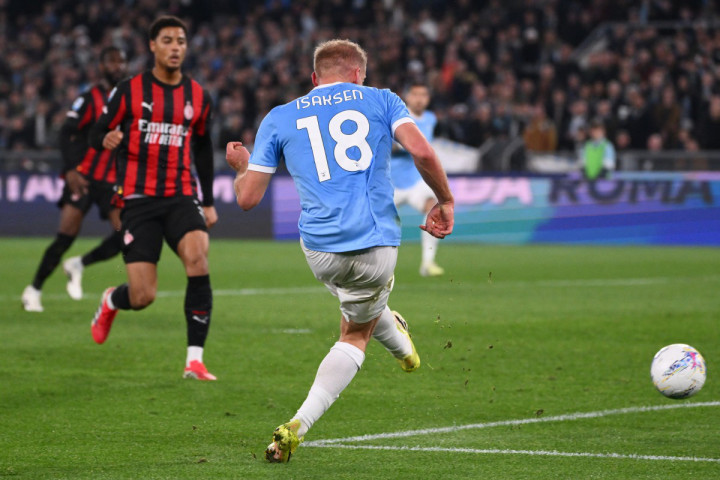 Pada pertandingan ini kemenangan Lazio atas AC Milan hadir berkat gol semata wayang Gustav Isaksen, demikian catatan Serie A.