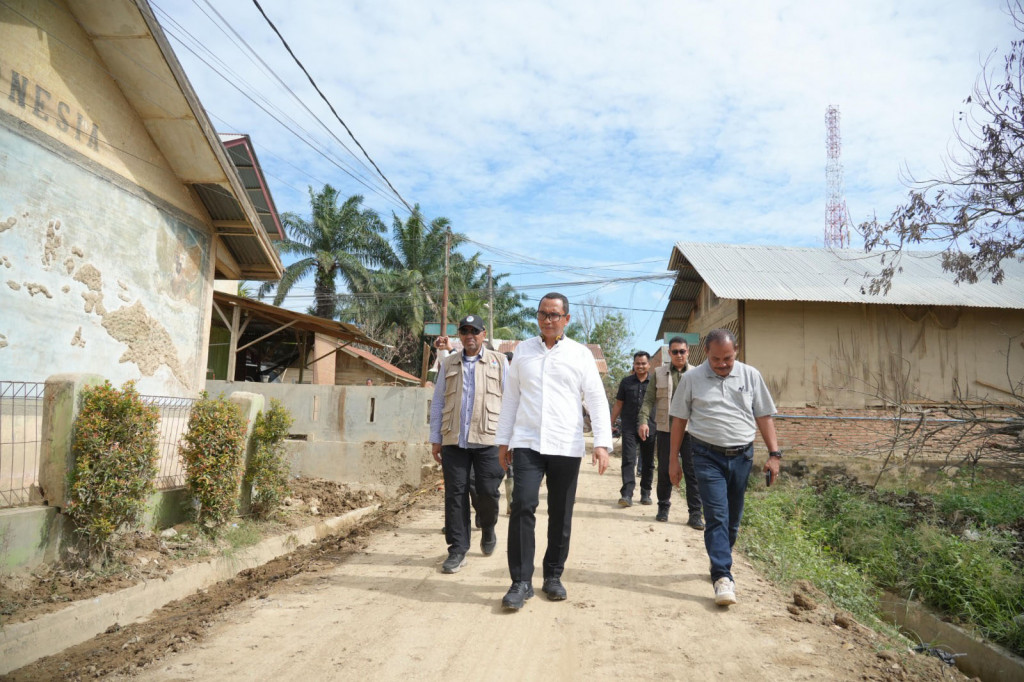 Sekretaris Badan Nasional Pengelola Perbatasan (BNPP) Komjen Pol. Makhruzi Rahman kembali meninjau wilayah terdampak banjir bandang di Kampung Landuh, Kabupaten Aceh Tamiang, Minggu, 15 Maret 2026.
