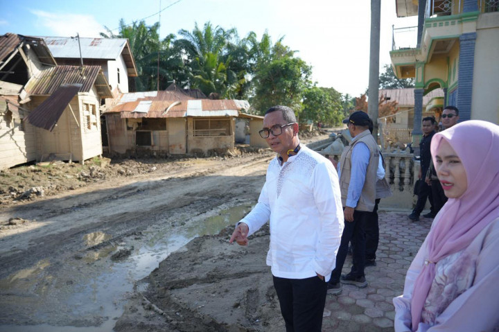 “Kami berharap sebelum Hari Raya Idulfitri sebagian besar lumpur dan sampah sudah dapat dibersihkan sehingga mobilitas masyarakat kembali lancar. Setelah itu, pembersihan akan dilanjutkan ke desa-desa lain yang juga terdampak,” ujar Komjen Pol. Makhruzi, Selasa, 17 Maret 2026.