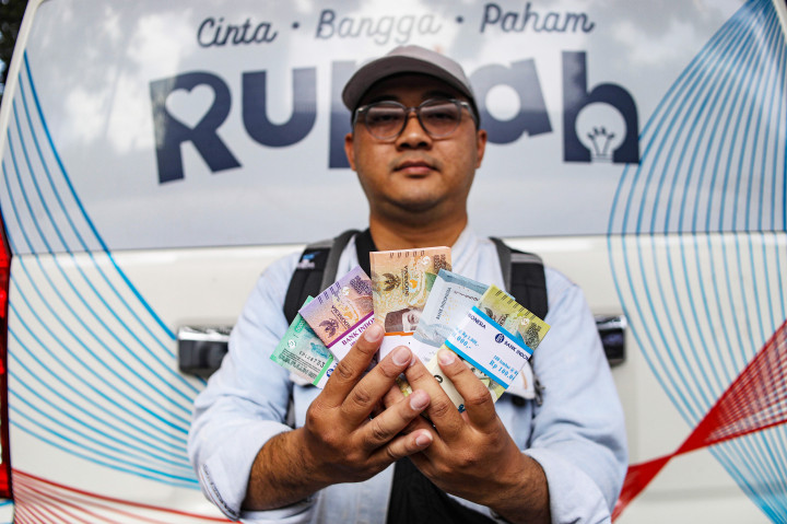 Petugas menyediakan uang pecahan Rp1.000 hingga Rp20.000 dengan tetap melakukan pembatasan nominal penukaran.