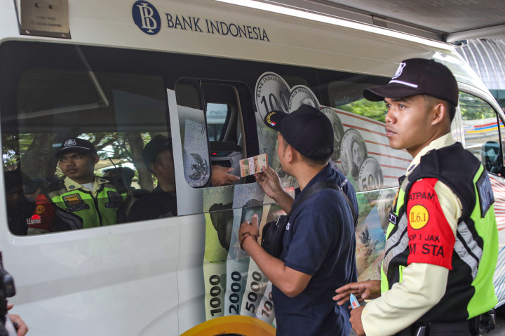 Bank Indonesia menghadirkan mobil keliling untuk membantu warga menukarkan uangnya menjelang Hari Raya Idulfitri 1447 H. 
