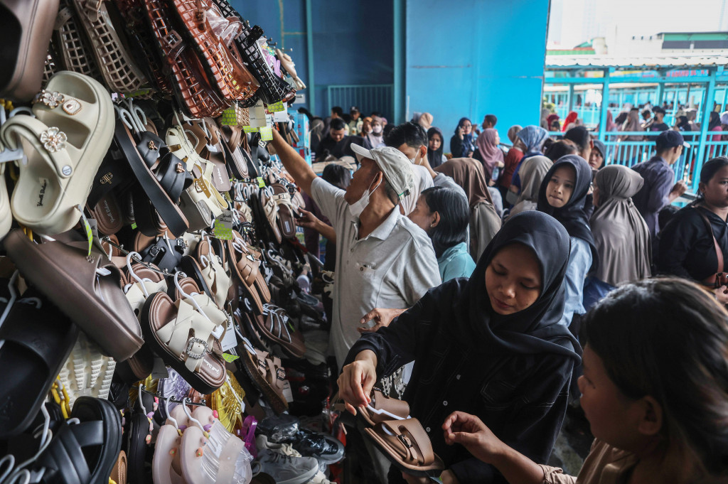 Sepekan menjelang Lebaran Idulfitri 1447 H, pasar tekstil terbesar di Asia Tenggara tersebut dipadati pembeli yang berburu pakaian Lebaran. 