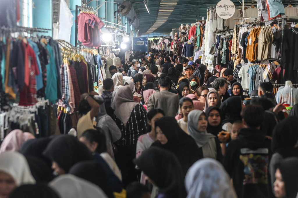 Ramainya pengunjung juga dipicu oleh pencairan tunjangan hari raya (THR) yang telah diterima sebagian masyarakat.