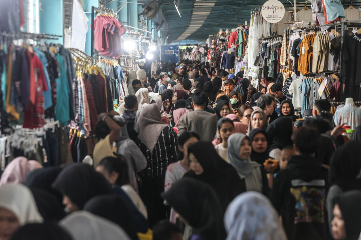 Ramainya pengunjung juga dipicu oleh pencairan tunjangan hari raya (THR) yang telah diterima sebagian masyarakat.