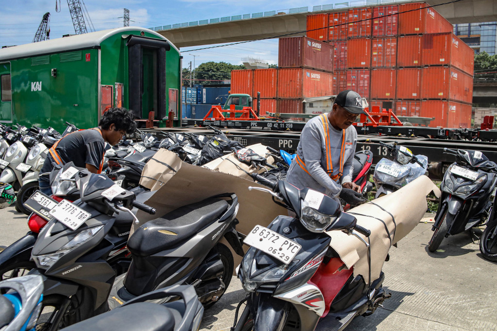 Petugas mengemas motor peserta program mudik gratis di Gudang Logistis KAI, Kampung Bandan, Jakarta Utara, Senin, 16 Maret 2026. 