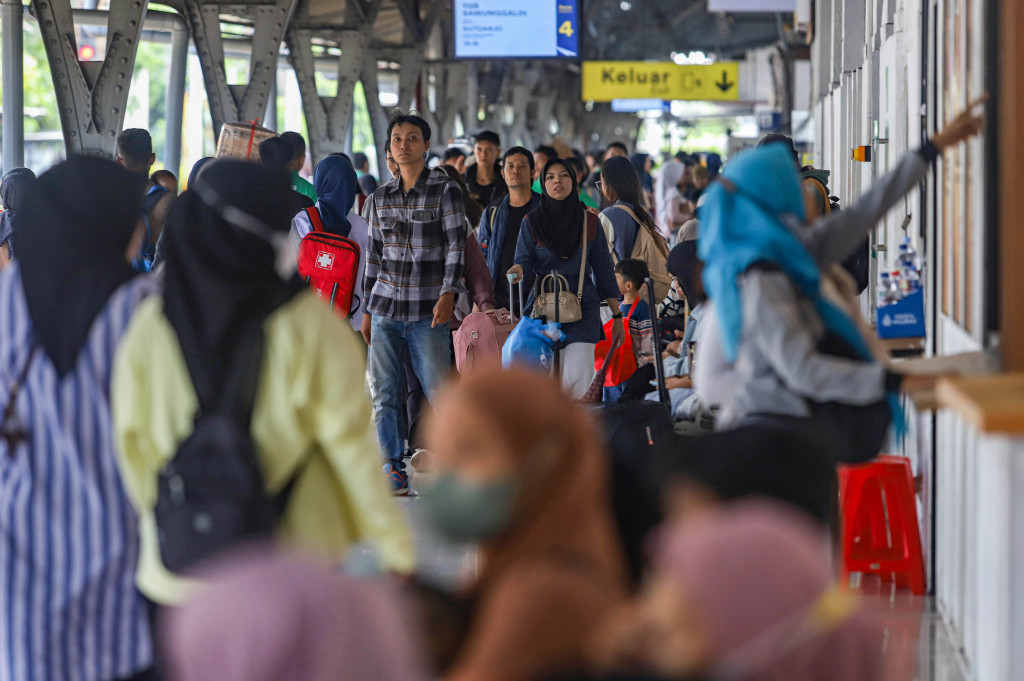 Stasiun Pasar Senen menjadi stasiun dengan volume keberangkatan tertinggi, yakni 19.745 penumpang, disusul Stasiun Gambir sebanyak 16.528 penumpang, serta Stasiun Bekasi sebanyak 6.941 penumpang.