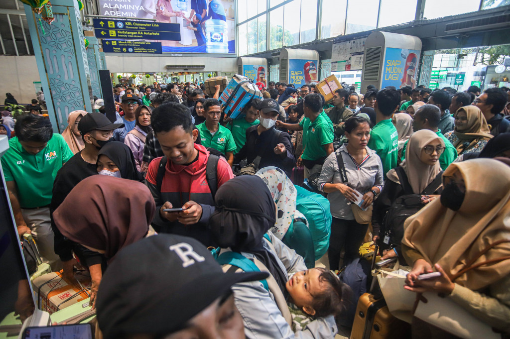 Kepadatan pemudik saat mengantre untuk memasuki peron di Stasiun Pasar Senen, Jakarta, Minggu, 15 Maret 2026. 
