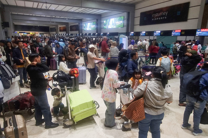 Calon pemudik pesawat antre di loket check-in Terminal 2 Bandara Soekarno Hatta, Tangerang, Banten, Senin, 16 Maret 2026.