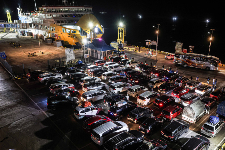 Berdasarkan data dari ASDP Indonesia Ferry, total penumpang yang menyeberang dari Pulau Jawa ke Sumatra mengalami penurunan hingga 11,6 persen dibandingkan tahun sebelumnya.