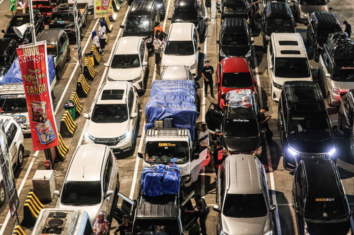Sementara itu, ASDP Indonesia Ferry Cabang Pelabuhan Merak mengoperasikan sekitar 50 kapal setiap harinya untuk melayani penyeberangan dari Jawa ke Sumatra.