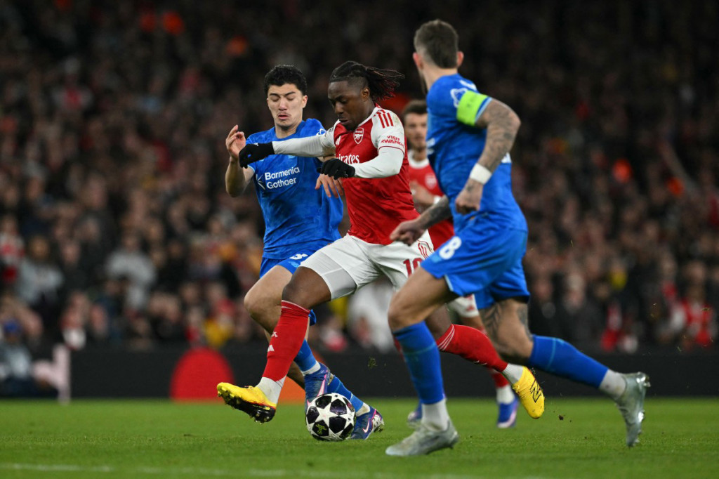 Kebuntuan akhirnya pecah pada menit ke-36. Eberechi Eze mencetak gol indah lewat sepakan voli setelah menerima bola di depan kotak penalti, membawa Arsenal unggul 1-0 hingga turun minum.