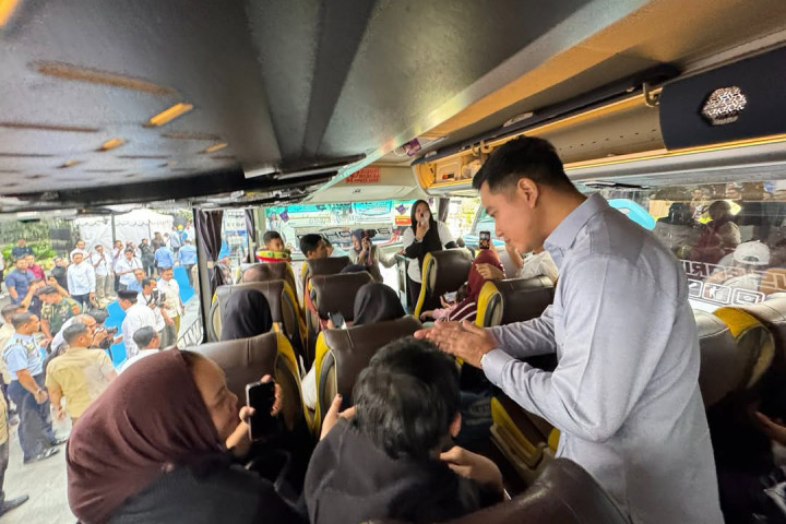 Pada kesempatan tersebut, Wapres meninjau langsung sejumlah armada bus serta menyapa para pemudik yang telah bersiap melakukan perjalanan menuju kampung halaman. 