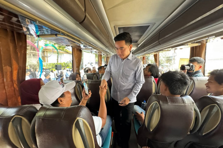 Wakil Presiden (Wapres) Gibran Rakabuming menyapa para peserta Program Mudik Bersama Holding BUMN Danareksa 2026 yang akan berangkat menuju berbagai daerah tujuan menjelang Idulfitri 1447 Hijriah di Jakarta, Selasa, 17 Maret 2026.
