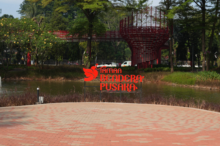 Taman Bendera Pusaka merupakan penggabungan dari tiga taman sebelumnya, yakni Taman Langsat, Taman Ayodya, dan Taman Leuser. Kawasan ini kini tampil dengan wajah baru melalui penataan ulang lanskap serta penambahan berbagai fasilitas publik.