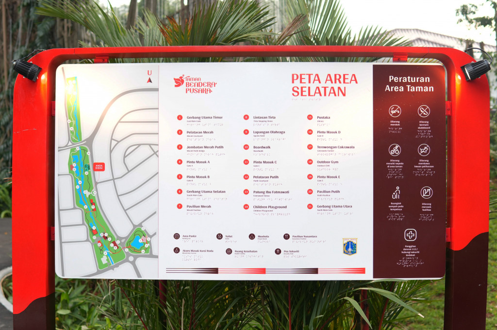 Menariknya, denah taman dilengkapi tulisan braille sebagai upaya menghadirkan ruang publik yang inklusif bagi pengunjung tunanetra.