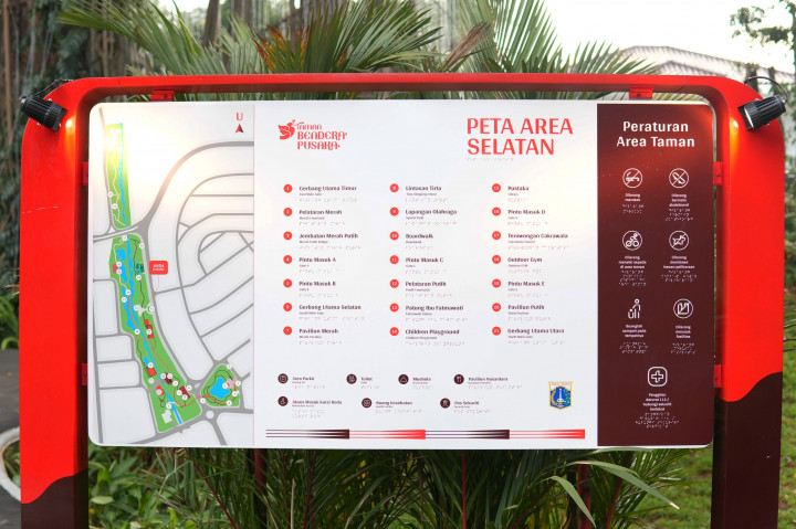 Menariknya, denah taman dilengkapi tulisan braille sebagai upaya menghadirkan ruang publik yang inklusif bagi pengunjung tunanetra.