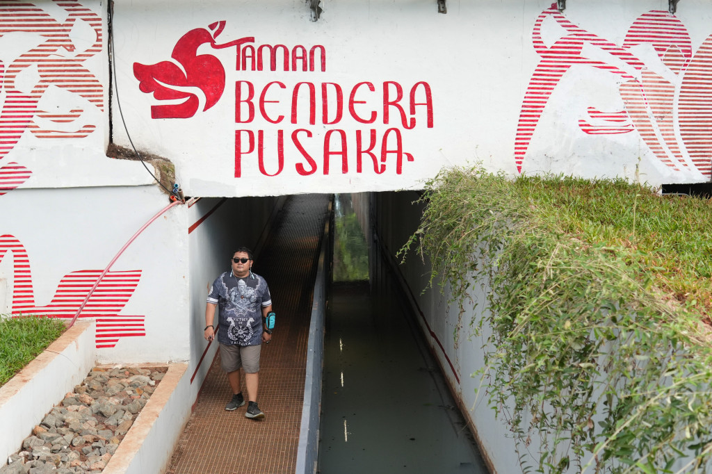 Taman seluas sekitar 5,6 hektare ini dilengkapi jogging track sepanjang 1,2 kilometer, lapangan multifungsi, hingga lapangan padel yang dapat digunakan secara gratis.