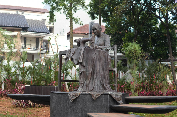 Pengunjung juga dapat menikmati berbagai spot foto, termasuk patung Fatmawati yang menjadi ikon taman.