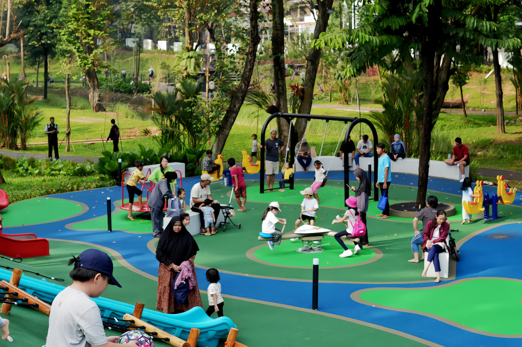 Di area playground, suasana taman dipenuhi tawa anak-anak yang bermain di sejumlah wahana seperti trampolin, seluncuran, ayunan, dan jungkat-jungkit. Pepohonan rindang di sekitar area turut menambah kenyamanan, baik bagi anak-anak maupun orang tua yang menunggu. 
