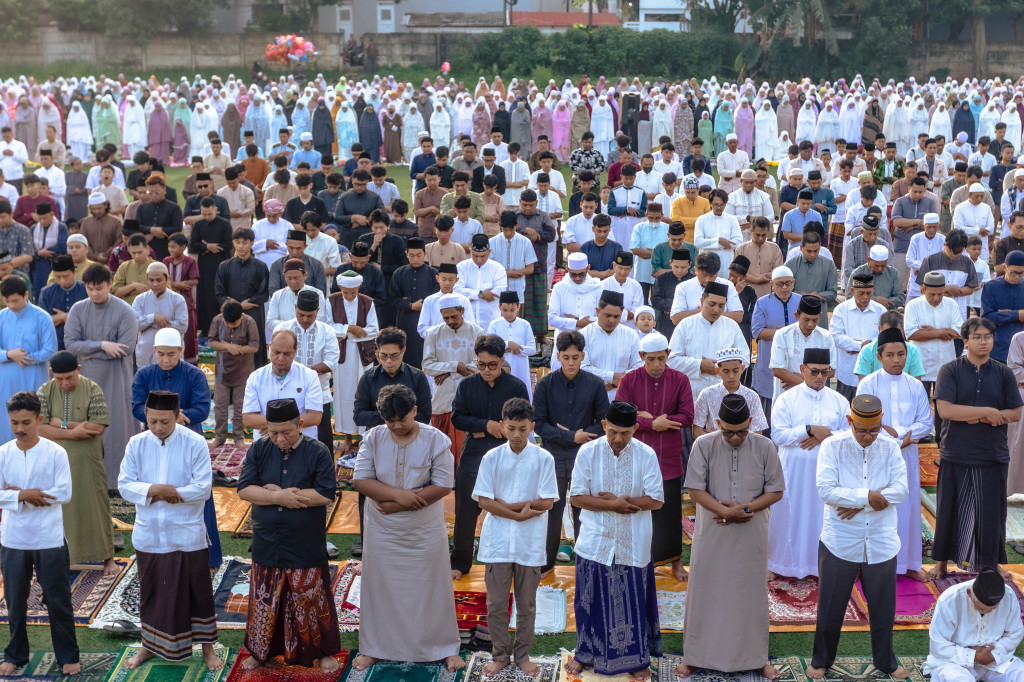 Umat Islam menunaikan Salat Idulfitri 1447 Hijriah di Stadion Sudimara Barat, Kota Tangerang, Banten, Jumat, 20 Maret 2026. 