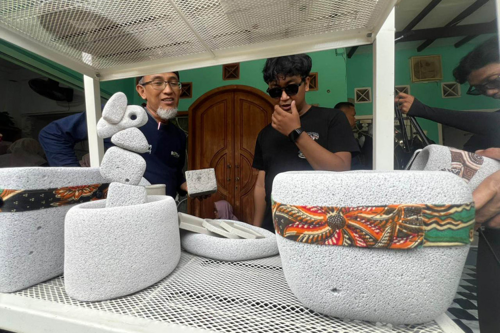 Selain itu, SPBU tersebut dilengkapi berbagai fasilitas seperti kolam renang, kursi pijat, musala, pusat oleh-oleh yang melibatkan UMKM, serta kantin.