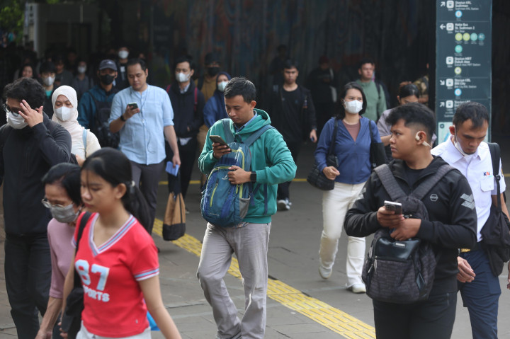 Pekerja Turun dari kereta Commuter Line melewati trotoar menuju lokasi kantor mereka di kawasan Dukuh Atas, Jakarta, Rabu, 25 Maret 2026.