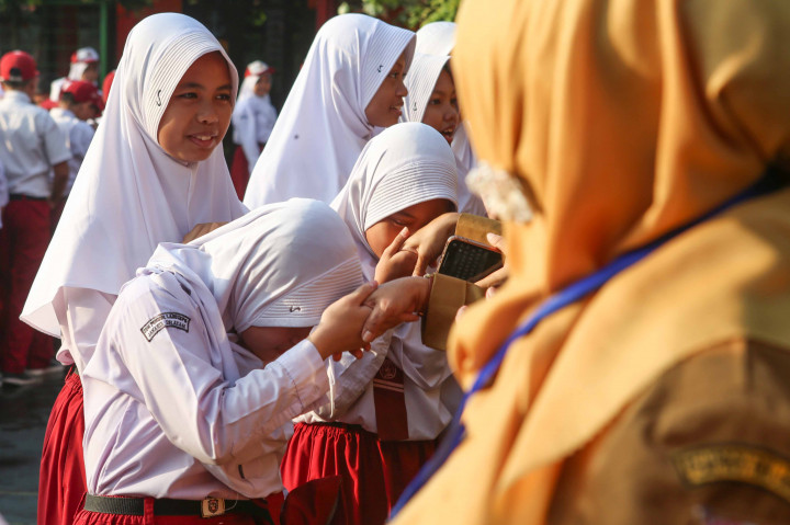 Tradisi halal bihalal ini digelar pada hari pertama masuk sekolah setelah libur Hari Raya Idul Fitri 1447 Hijriah. 