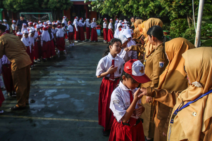 Suasana hangat terlihat saat mereka saling bermaafan usai libur panjang. 