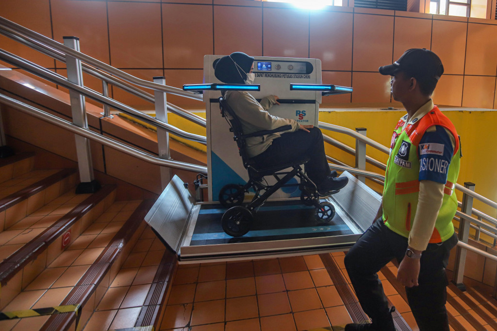 PT KAI Commuter menyediakan layanan ramah disabilitas berupa platform lift guna mendukung inklusivitas transportasi publik, khususnya bagi lanjut usia (lansia), ibu hamil, serta penyandang disabilitas, terutama pengguna kursi roda. 