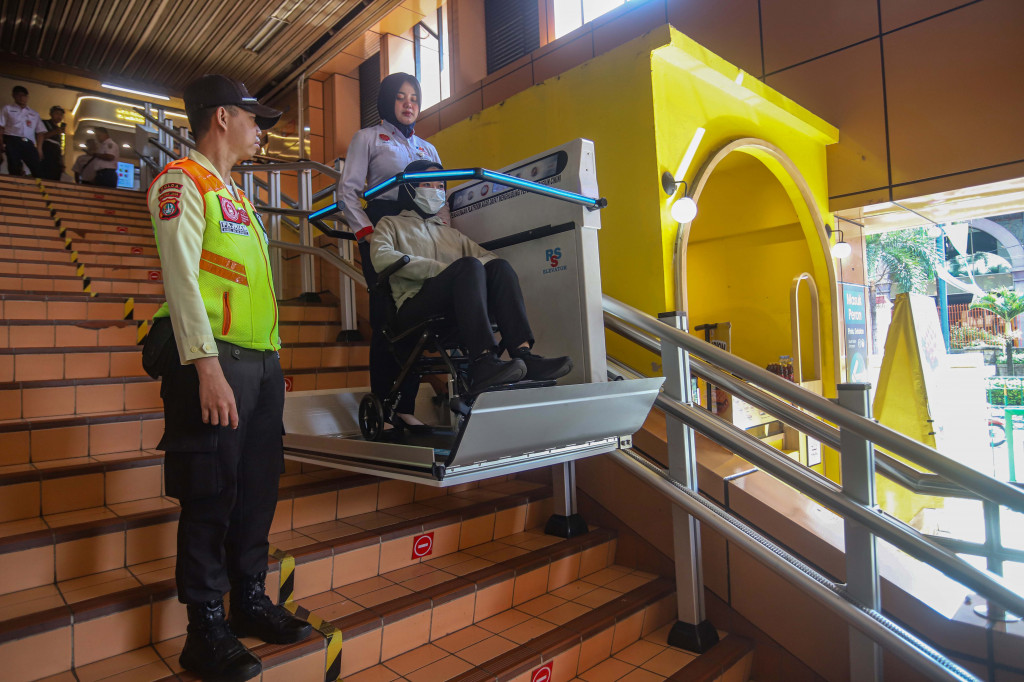 Fasilitas tersebut mempermudah akses menuju peron serta keluar-masuk stasiun secara lebih mandiri tanpa harus bergantung sepenuhnya pada bantuan petugas maupun pengguna lain.