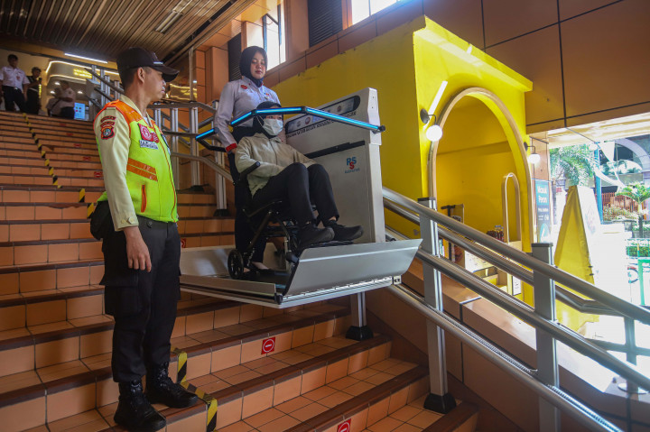 Fasilitas tersebut mempermudah akses menuju peron serta keluar-masuk stasiun secara lebih mandiri tanpa harus bergantung sepenuhnya pada bantuan petugas maupun pengguna lain.