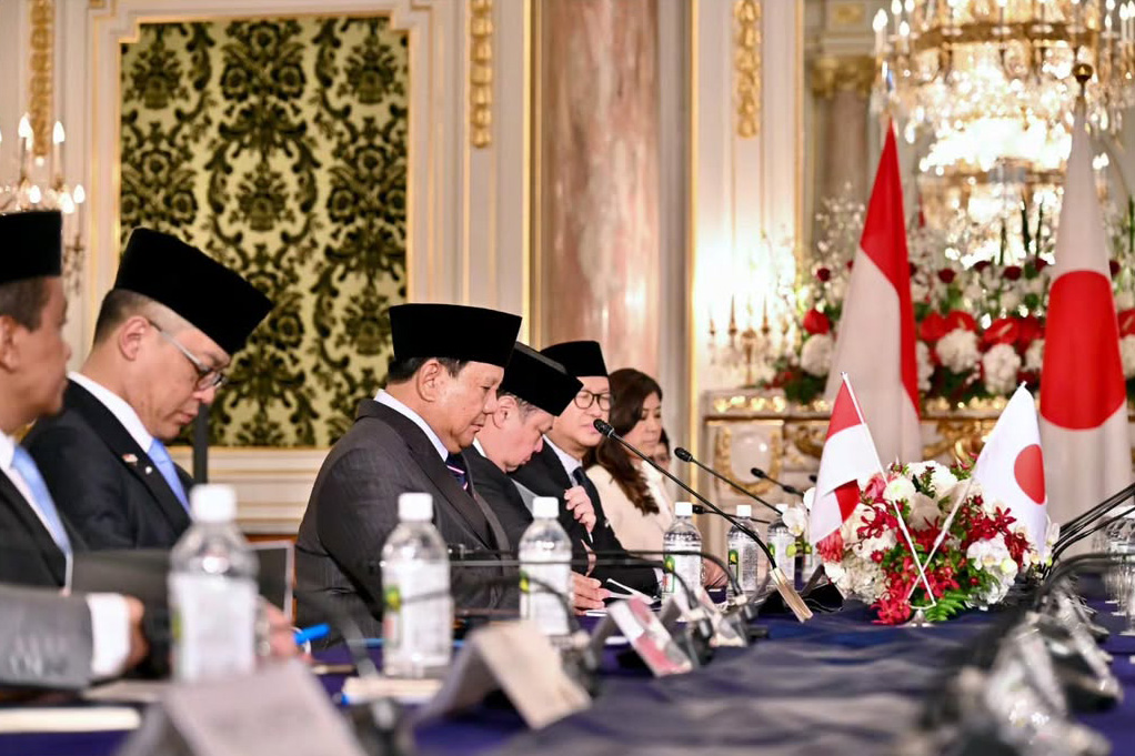 Presiden Prabowo disambut langsung oleh PM di samping mobil untuk kemudian melakukan pertemuan bilateral, presstatement dilanjutkan makan siang bersama.