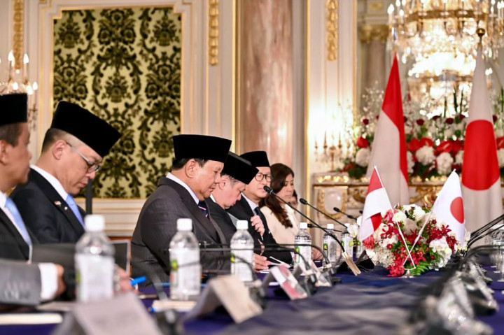 Presiden Prabowo disambut langsung oleh PM di samping mobil untuk kemudian melakukan pertemuan bilateral, presstatement dilanjutkan makan siang bersama.